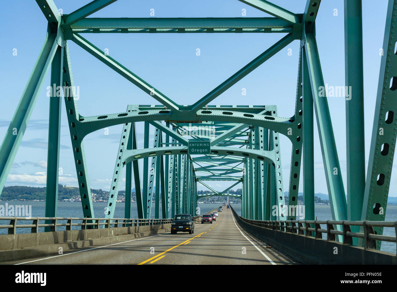 Entrer dans l'Oregon signer lors de la conduite sur Megler Astoria Pont sur la rivière Columbia, venant de l'état de Washington par la route US 101, USA. Banque D'Images