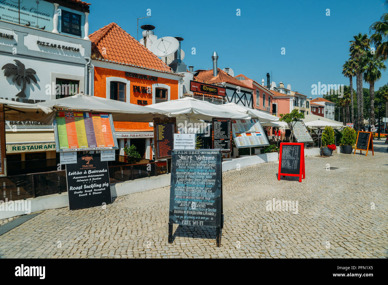 Cascais, Portugal - 21 août 2018 : sites restaurants avec des menus écrits en portugais et l'anglais dans le centre historique de Cascais Banque D'Images