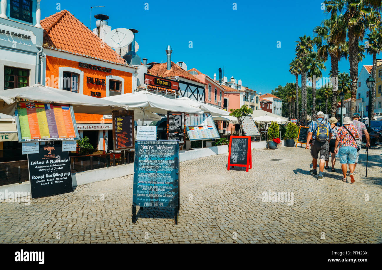 Cascais, Portugal - 21 août 2018 : sites restaurants avec des menus écrits en portugais et l'anglais dans le centre historique de Cascais Banque D'Images