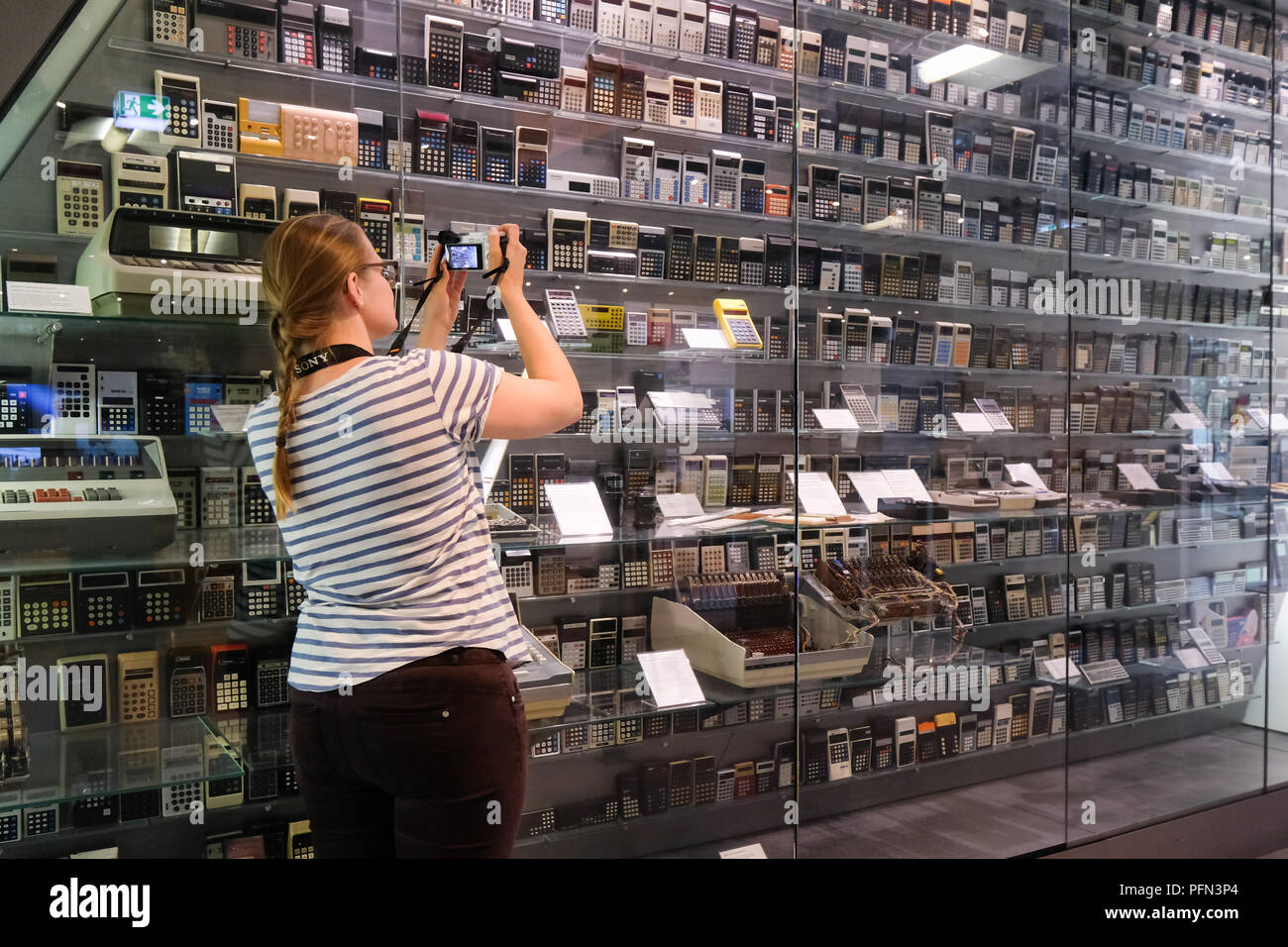 Exposition de l'évolution de la calculatrice au Heinz Nixdorf MuseumsForum (HNF) dans la région de Paderborn, Allemagne Banque D'Images