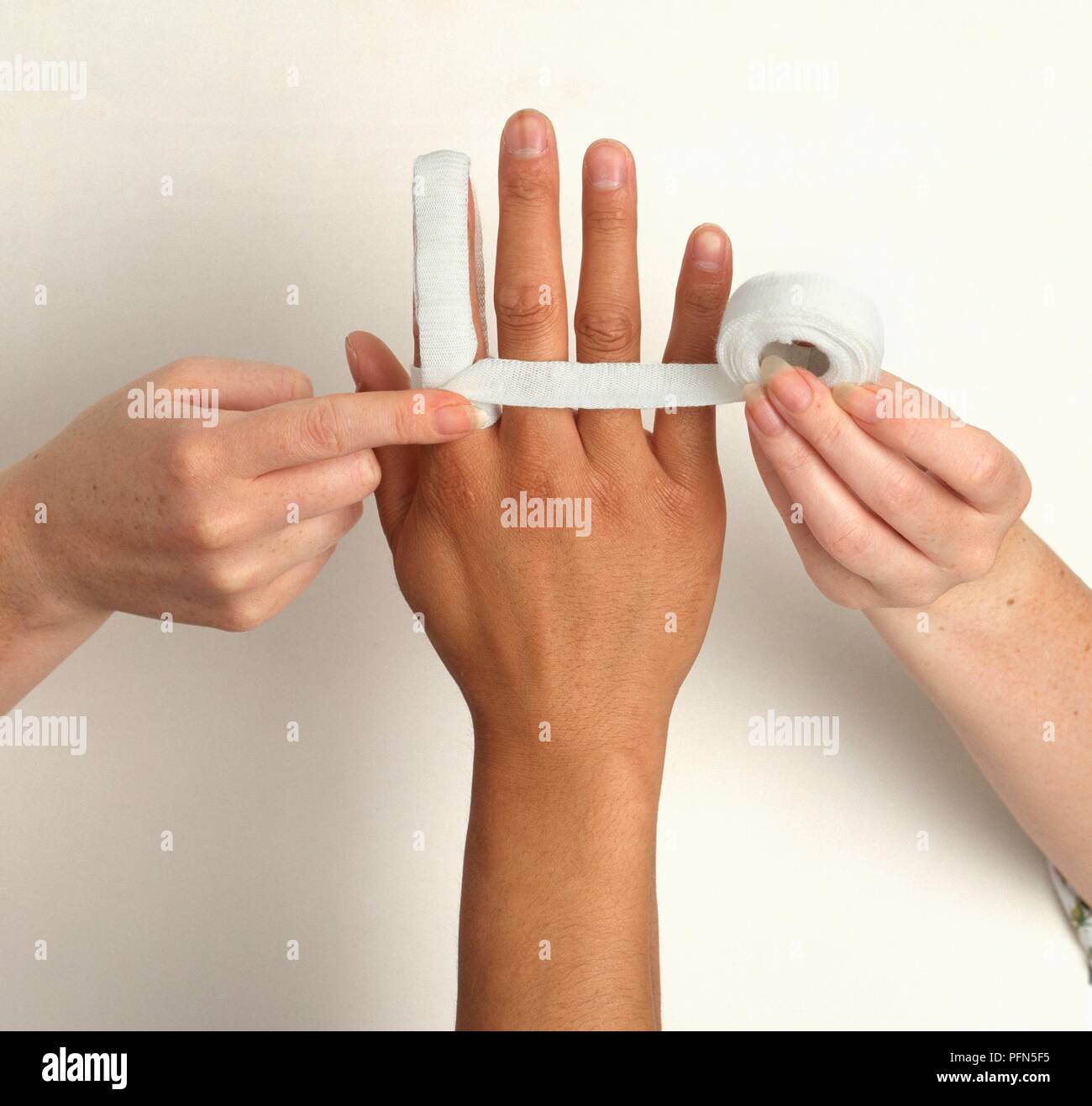 L'application de bandage au doigt sur l'index, close-up Photo Stock - Alamy
