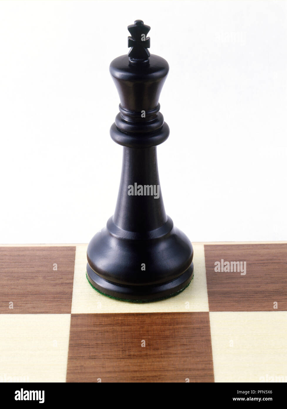 Roi noir sur l'échiquier Banque D'Images