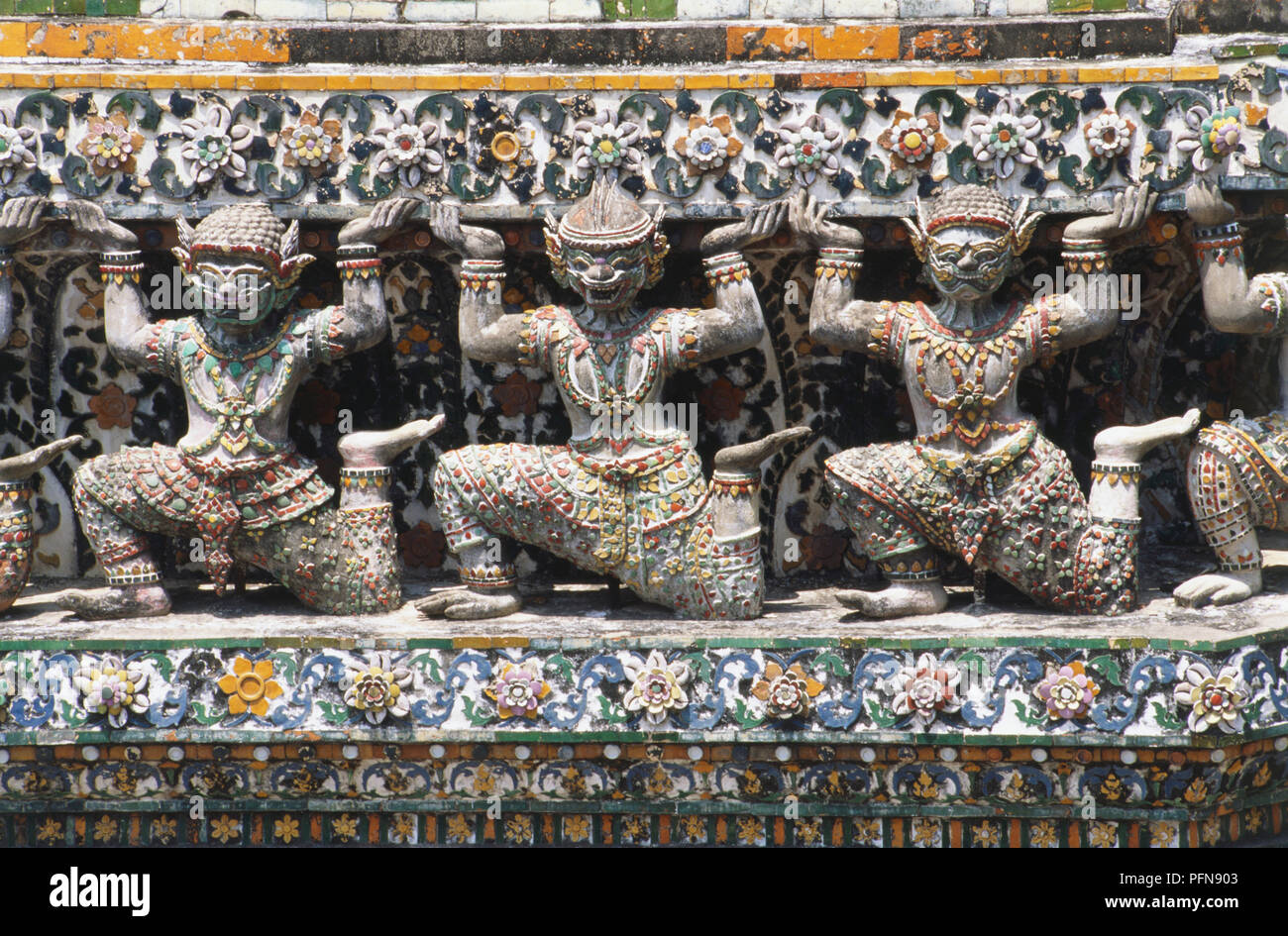 Thaïlande, Bangkok, Wat Arun, Thon buri, détail de la porcelaine colorée décorée de prang, statues de dieux holding up pilier, Close up. Banque D'Images