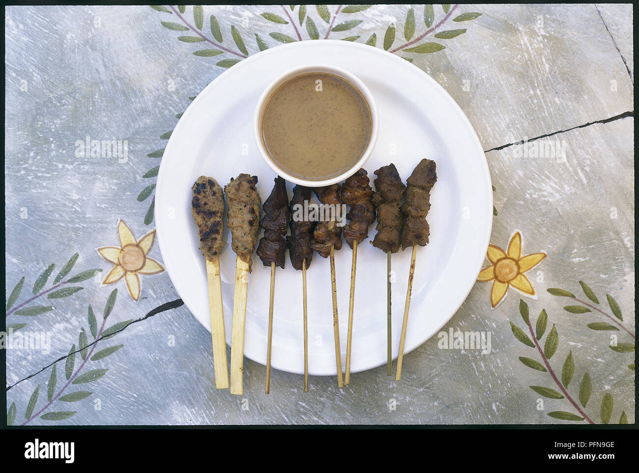 Satay de poulet servi avec des plats d'accompagnement. Banque D'Images