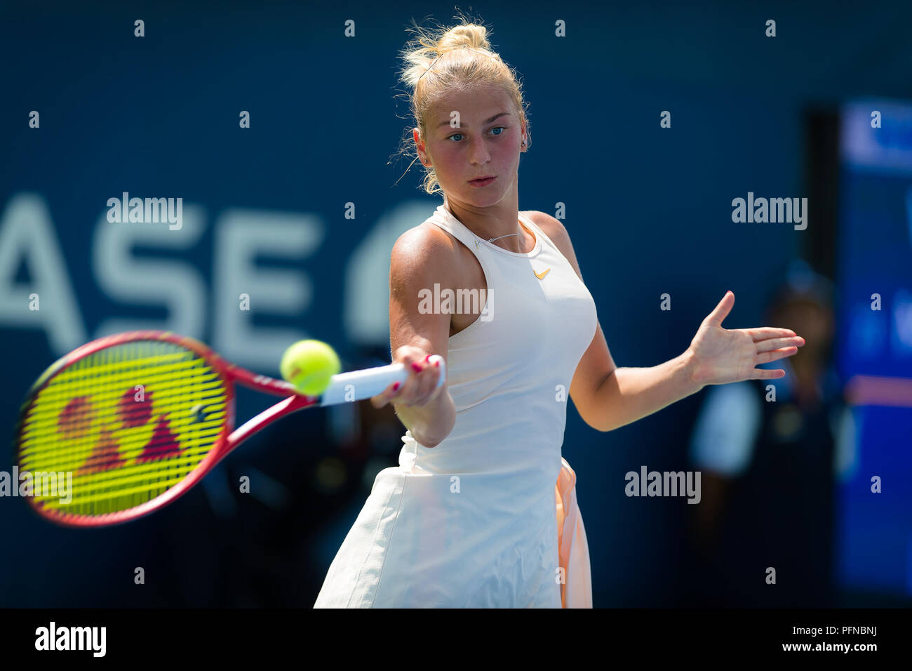 New York, USA. Août 21, 2018. Marta Kostyuk de l'Ukraine en action au cours  de la première ronde de qualification à l'US Open 2018 Tournoi de tennis du Grand  Chelem. New York,