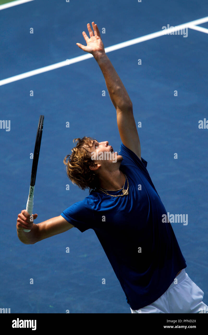 New York, N.Y, 21 août 2018 - US Open Tennis pratique : l'Allemand Alexander Zverev servant à la pratique d'un partenaire à la Billie Jean King National Tennis Center à FlushingMeadows, New York, que les joueurs a commencé à pratiquer pour l'US Open qui débute lundi prochain. Crédit : Adam Stoltman/Alamy Live News Banque D'Images