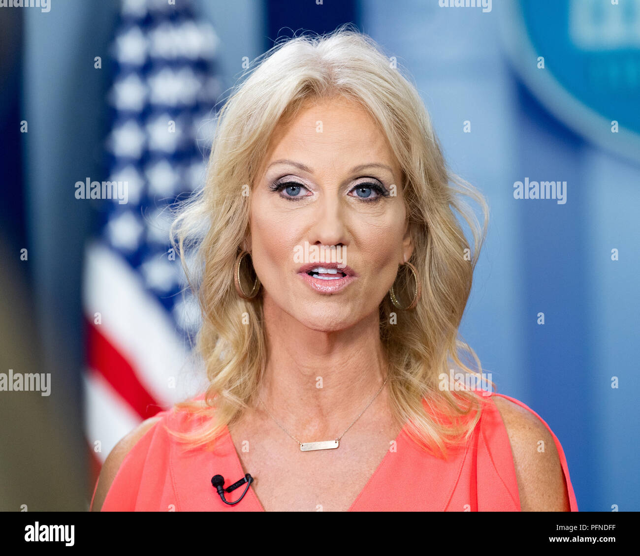Kellyanne Conway, conseiller du président, faire une interview télévisée à la Maison Blanche salle des conférences de presse à la Maison Blanche à Washington, DC Le 21 août 2018 Banque D'Images