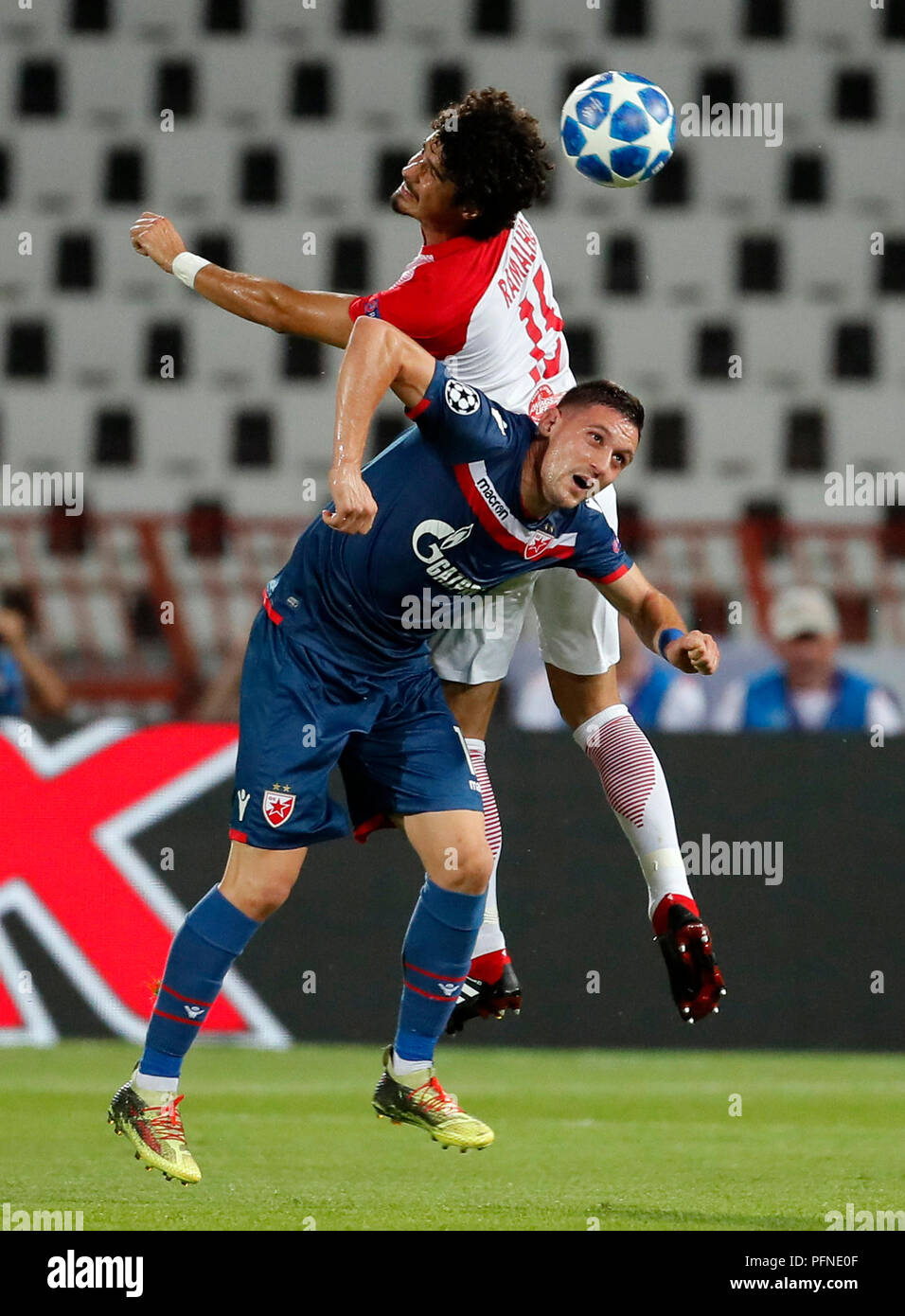 (180822) -- Belgrade (Serbie), août, 22, 2018 (Xinhua) -- André de Salzbourg Ramalho (Haut) rivalise avec le stade Crvena Zvezda Nikola Stoiljkovic au cours de la 1ère manche de la Ligue des Champions de football match play-offs entre Stade Crvena Zvezda et de Salzbourg à Belgrade, Serbie le 21 août 2018. Le match s'est terminé dans un 0-0 draw. (Xinhua/Predrag Milosavljevic) Credit : Predrag Milosavljevic/Xinhua/Alamy Live News Banque D'Images