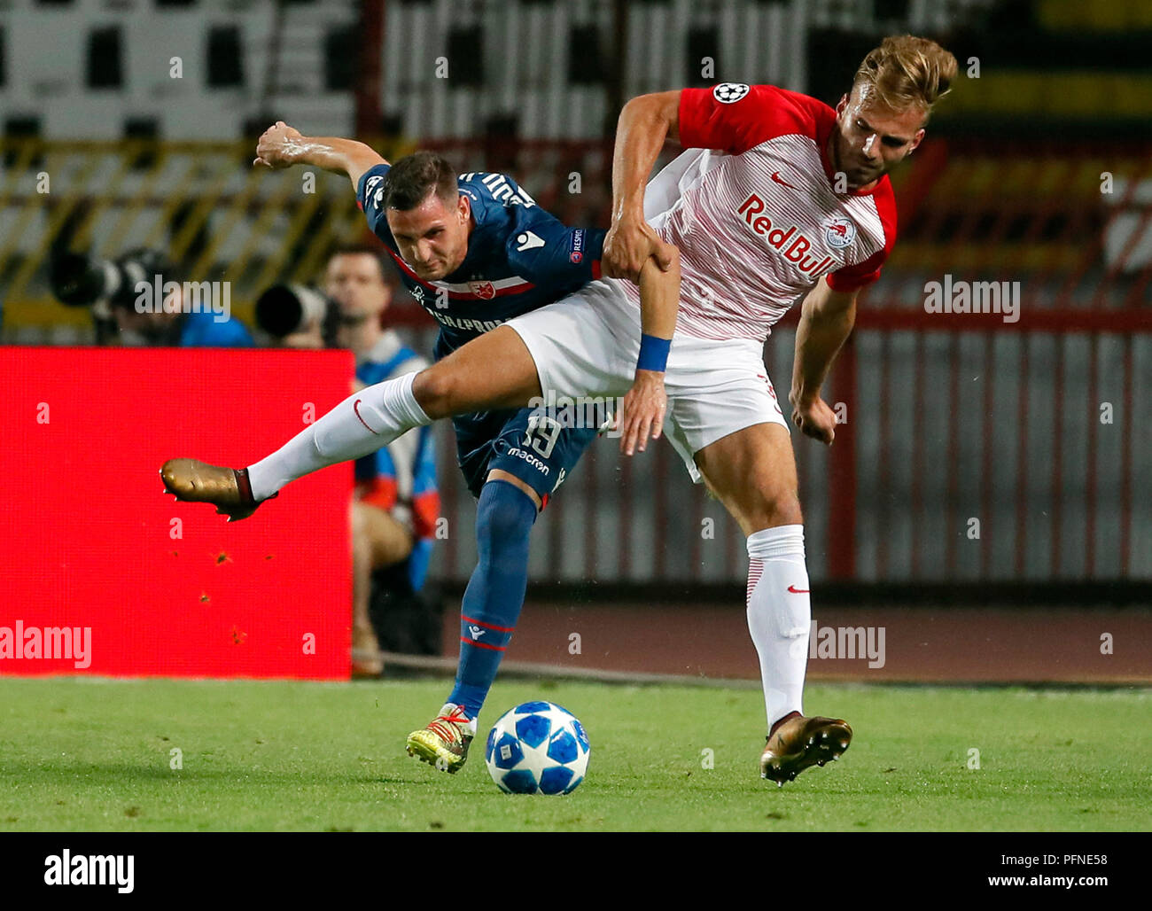 (180822) -- Belgrade (Serbie), août, 22, 2018 (Xinhua) -- la Salzbourg Marin Pongracic (R) rivalise avec le stade Crvena Zvezda Nikola Stojiljkovic au cours de la 1ère manche de la Ligue des Champions de football match play-offs entre Stade Crvena Zvezda et de Salzbourg à Belgrade, Serbie le 21 août 2018. Le match s'est terminé dans un 0-0 draw. (Xinhua/Predrag Milosavljevic) Credit : Predrag Milosavljevic/Xinhua/Alamy Live News Banque D'Images