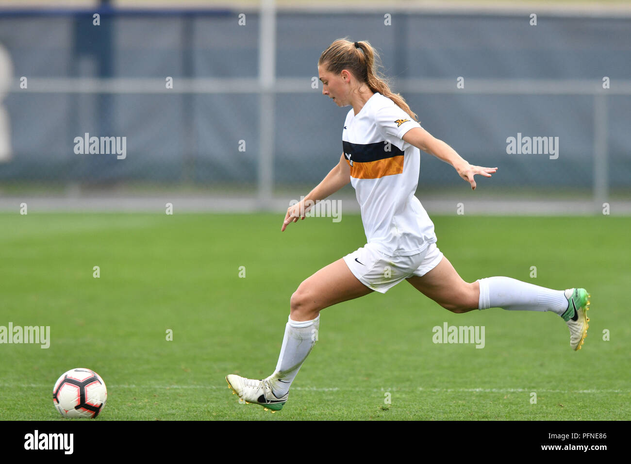 University Park, Pennsylvania, USA. Août 19, 2018. WVU women's soccer player JORDANIE BREWSTER (10) prend un coup franc pendant le match de foot basket joué à Jeffrey Champ dans University Park, PA. WVU et Arkansas terminé dans un nul 1-1 après deux après. Credit : Ken Inness/ZUMA/Alamy Fil Live News Banque D'Images