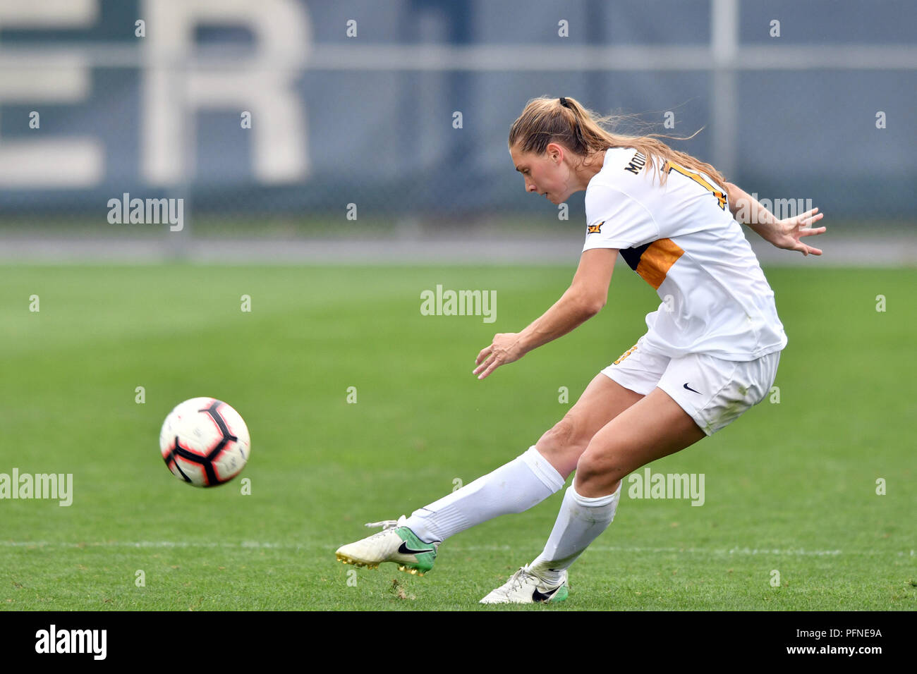 University Park, Pennsylvania, USA. Août 19, 2018. WVU women's soccer player JORDANIE BREWSTER (10) prend un coup franc pendant le match de foot basket joué à Jeffrey Champ dans University Park, PA. WVU et Arkansas terminé dans un nul 1-1 après deux après. Credit : Ken Inness/ZUMA/Alamy Fil Live News Banque D'Images