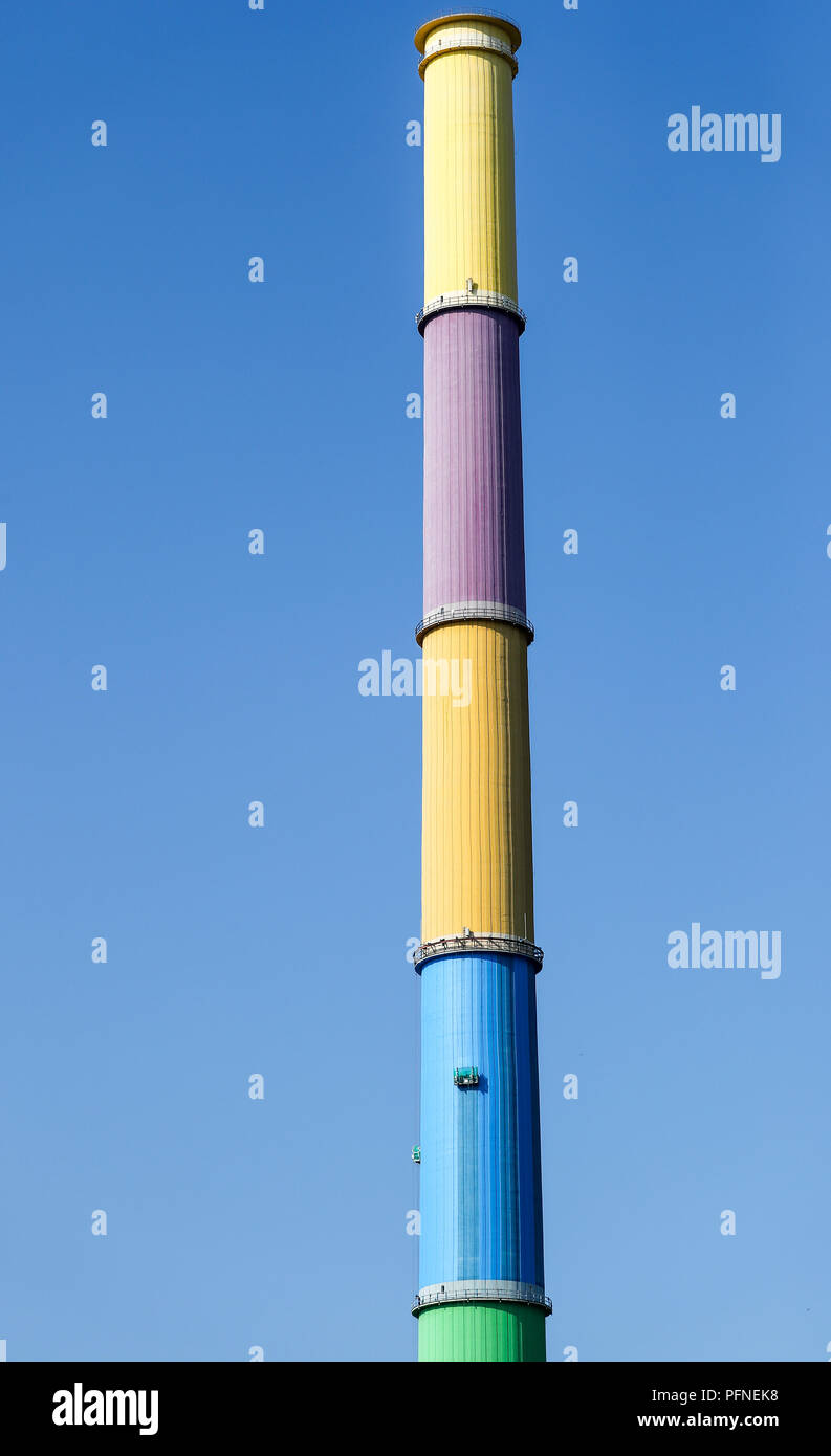 20 août 2018, l'Allemagne, Chemnitz : spécialistes renouvellement de la  couleur bleu ciel sur la cheminée de la production combinée de chaleur et  d'électricité mesurant une hauteur entre 120 et 165 mètres.