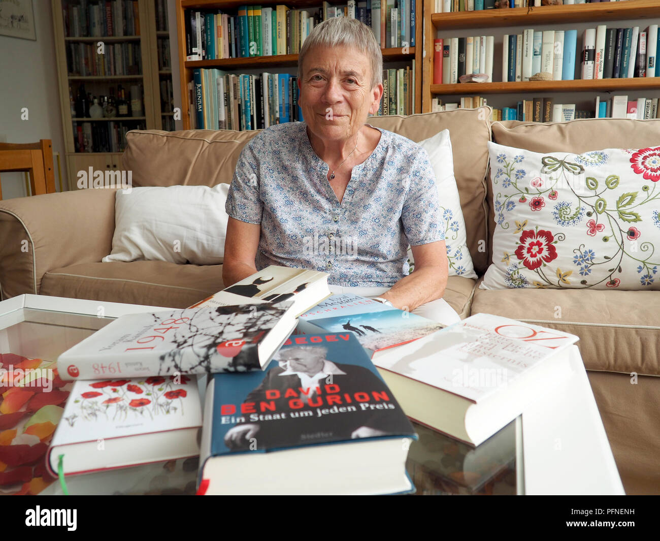 Tel Aviv, Israël. 07Th Aug 2018. Auteur Ruth Achlama chaises travaille elle a traduit de l'hébreu en allemand, comme "une histoire d'amour et de ténèbres" par A. Oz et 'David Ben Gourion. Un état à tout prix' par T. Segev. Le 72-year-old Achlama a traduit environ 70 livres dans sa vie. Elle a grandi à Mannheim, où elle est encore aujourd'hui ordinaire. Credit : Stefanie Järkel/dpa/Alamy Live News Banque D'Images