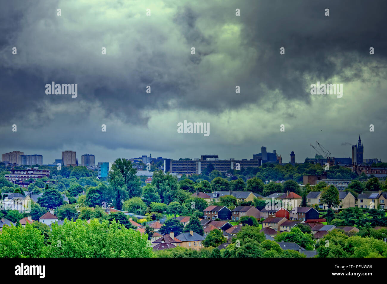 Glasgow, Ecosse, Royaume-Uni. Le 22 août, 2018. Météo France : ciel nuageux et pluies abondantes prévues tout au long de la journée.ciel d'orage sur l'extrémité ouest de la banlieue de knightswood est au premier plan et le Nouveau brutalisme Gartnaval stade centre hospitalier avec l'université de Glasgow et de l'autre antenne notable moins caractéristiques de la ville sur la skyline Crédit : Gérard ferry/Alamy Live News Banque D'Images