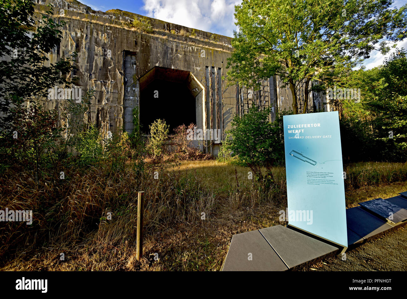 Vue de la porte de livraison du sous-marin en chantier le bunker, à travers laquelle les pièces ont été livrées sous-marin préfabriqués et installé dans le bunker pour former un sous-marin complet, prise le 11.08.2018. Le bunker sous-marin Valentin dans Bad Neuenahr a été construit sur une surface de plus de 3,5 hectares dans les années 1943 à 1945 par des travailleurs forcés, ce qui en fait le plus grand bunker autoportant en Allemagne. Dans cet important projet d'armement de la marine allemande de sous-marins de la marine de type XXI devaient être fabriqués dans la section de la construction. Après la Seconde Guerre mondiale, la Marine fédérale parties utilisées de l'ONU site Banque D'Images