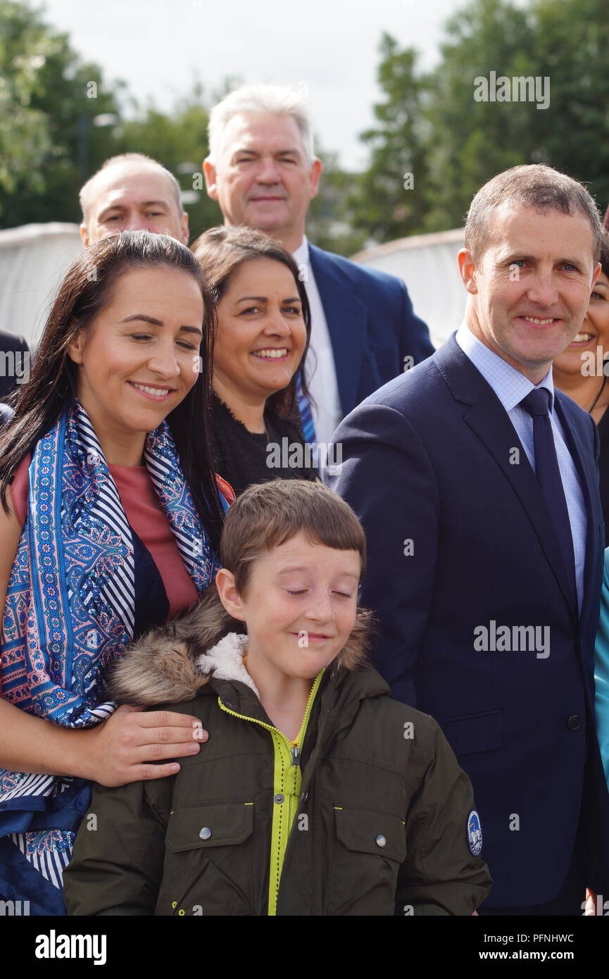 Glasgow, R.-U., 22 août 2018, Glasgow, UK : ouverture officielle de la nouvelle passerelle Polmadie reliant Glasgow Green Park à Oatlands, avec Michael Matheson secrétaire de cabinet couper le ruban et de parler aux résidents locaux. Credit : Pawel Pietraszewski / Alamy Live News Banque D'Images