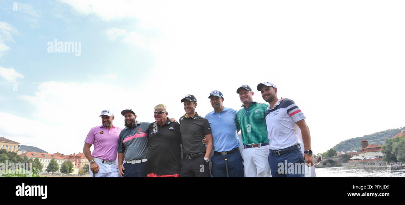 Prague, République tchèque. Août 21, 2018. L-R les golfeurs Lee Westwood, Andrew Johnston, John Daly, Danny Willett, Padraig Harrington, Jamie Donaldson et Filip Mruzek assister à une conférence de presse et un événement exposition avant le tournoi de golf Masters tchèque au sein de la tournée européenne, à Prague, en République tchèque, le 21 août 2018. Credit : Michal Kamaryt/CTK Photo/Alamy Live News Banque D'Images