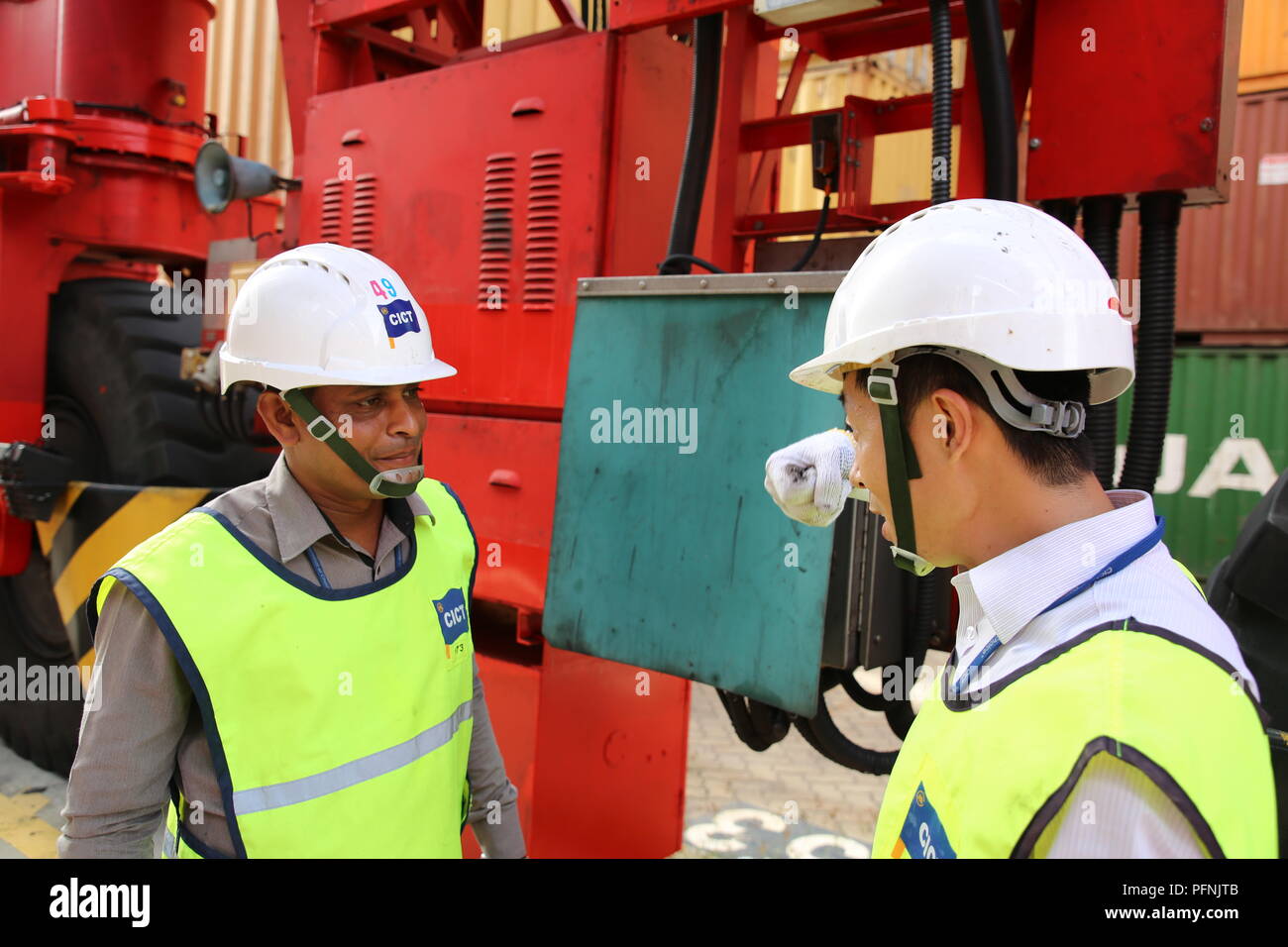 (180822) -- COLOMBO, 22 août 2018 (Xinhua) -- des portiques sur pneus (RTG), l'opérateur Ekanayaka (L) des entretiens avec le personnel de la technique chinoise Colombo International Container Terminals (CICT) au Sri Lanka, 14 août 2018. Pour aller avec : 'fier de faire partie de l'environnement de l'entreprise financée par la Chine". (Xinhua/Zhu Ruiqing) (djj) Banque D'Images