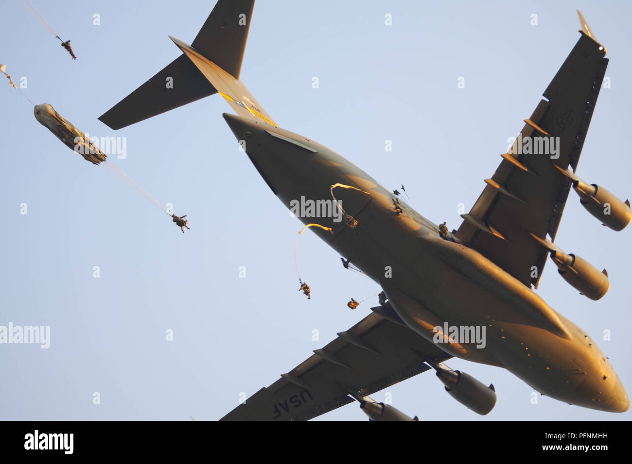 Fort Bragg, Caroline du Nord, USA. Août 21, 2018. Les parachutistes de l'armée américaine avec le 2e Bataillon du 505th Parachute Infantry Regiment, effectuer une opération aéroportée en ligne statique d'un Air Force C-17 Globemaster plus Fort Bragg le 14 août. La 3e brigade de parachutistes ont sauté dans le cadre d'un exercice commun de l'entrée forcée de tester leur capacité à sauter, monter et faire le suivi sur les opérations de combat. (U.S. Armée. photo par le Sgt. Taylor Hoganson) Ministère de la Défense des États-Unis par globallookpress.com Crédit : Département de la Défense/Fédération de regarder/ZUMA/Alamy Fil Live News Banque D'Images