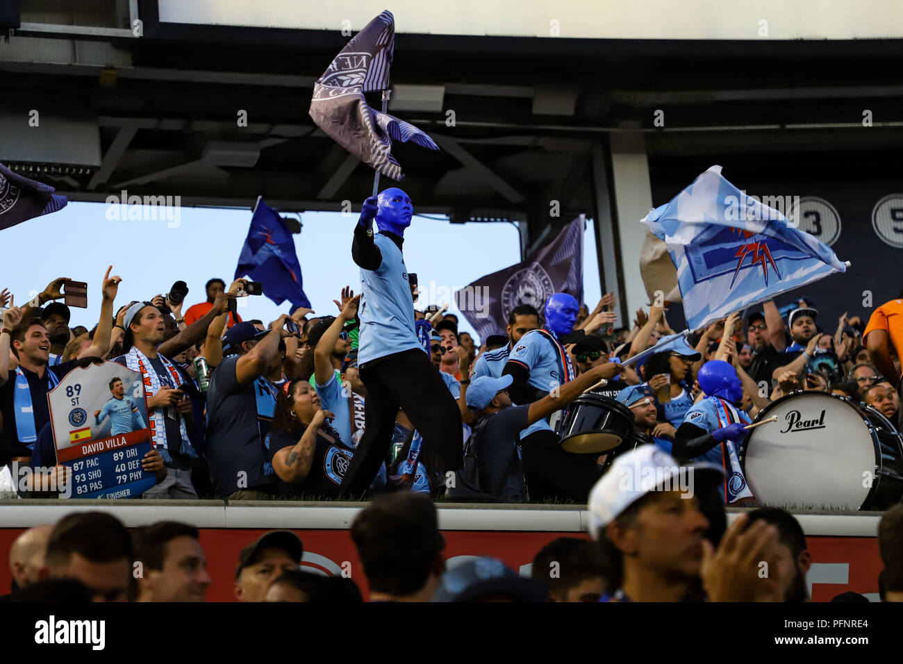 Bronx, NY, USA. Le 22 août, 2018. Le Blue Man Group rejoint le troisième rail et NYCFC NYCFC au fans vs New York Redbulls derby. © Ben Nichols/Alamy Live News. Banque D'Images