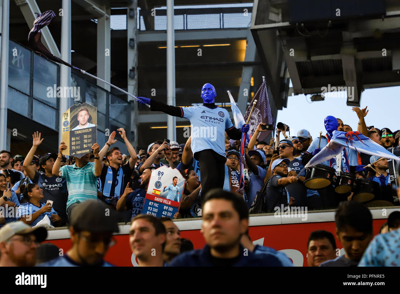 Bronx, NY, USA. Le 22 août, 2018. Le Blue Man Group rejoint le troisième rail et NYCFC NYCFC au fans vs New York Redbulls derby. © Ben Nichols/Alamy Live News. Banque D'Images