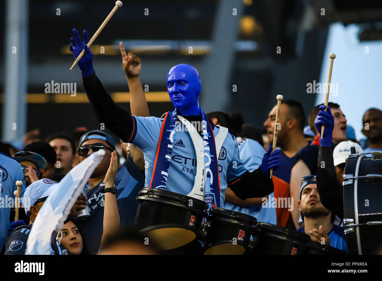 Bronx, NY, USA. Le 22 août, 2018. Le Blue Man Group rejoint le troisième rail et NYCFC NYCFC au fans vs New York Redbulls derby. © Ben Nichols/Alamy Live News. Banque D'Images