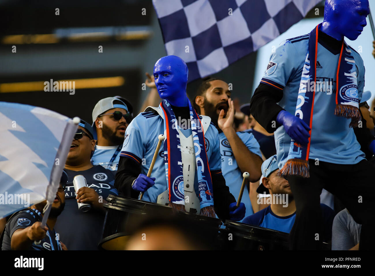 Bronx, NY, USA. Le 22 août, 2018. Le Blue Man Group rejoint le troisième rail et NYCFC NYCFC au fans vs New York Redbulls derby. © Ben Nichols/Alamy Live News. Banque D'Images