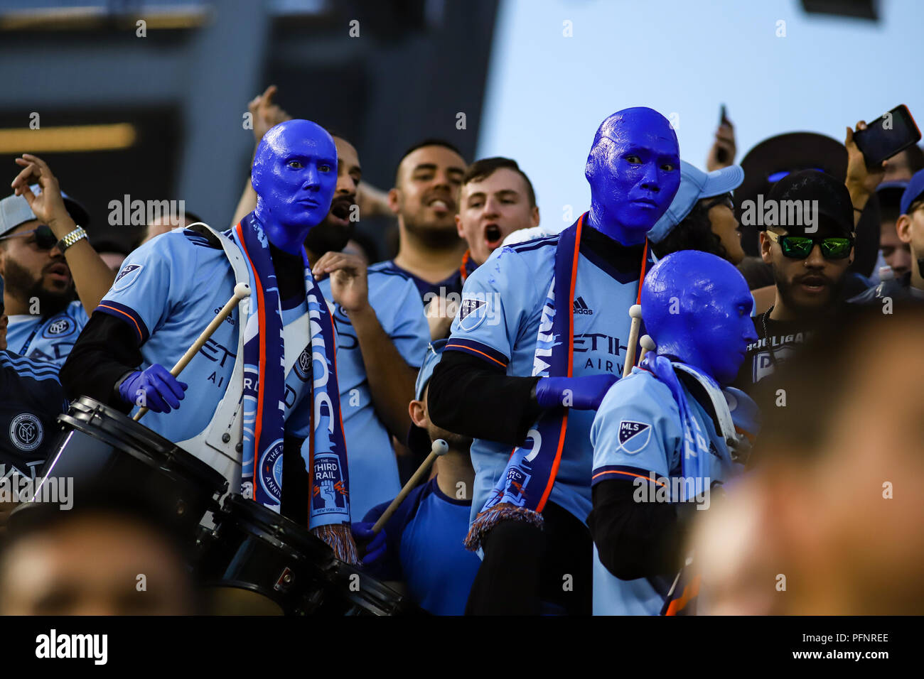 Bronx, NY, USA. Le 22 août, 2018. Le Blue Man Group rejoint le troisième rail et NYCFC NYCFC au fans vs New York Redbulls derby. © Ben Nichols/Alamy Live News. Banque D'Images