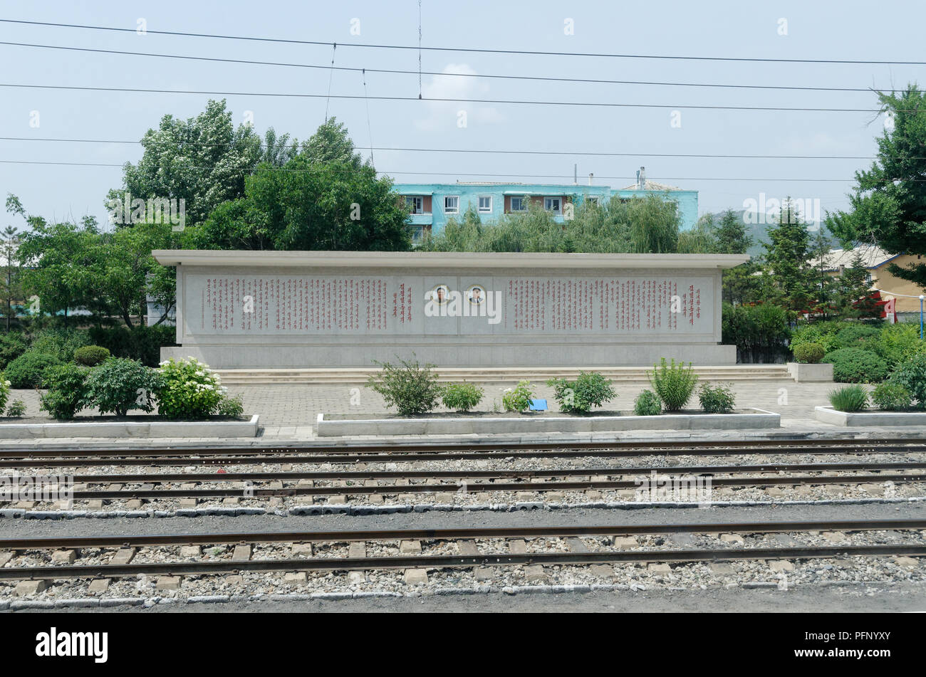 Portraits De Kim Ii Sung Et Kim Jong Il Ornent Chaque Train Gare A La Coree Du Nord Souvent Avec Des Citations De Leur Sagesse Avec Eux Photo Stock Alamy