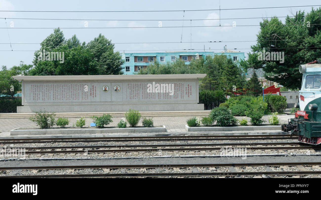 Portraits De Kim Ii Sung Et Kim Jong Il Ornent Chaque Train Gare A La Coree Du Nord Souvent Avec Des Citations De Leur Sagesse Avec Eux Photo Stock Alamy