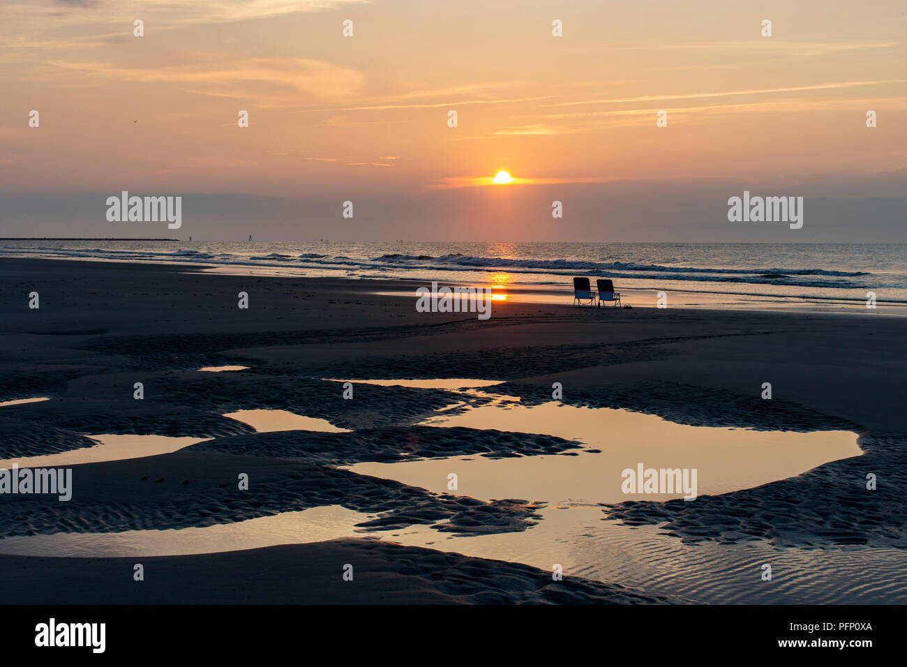 Deux chaises de plage au lever du soleil en Caroline du Sud Banque D'Images