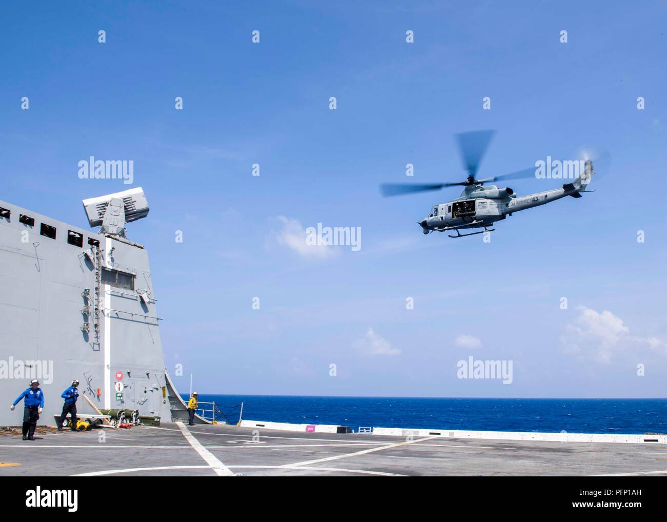 180808-N-PH222-0514 de l'OCÉAN PACIFIQUE (8 août 2018) Un hélicoptère UH-1Y Venom, affecté à l'hélicoptère d'attaque léger Marine Marine de détachement de l'escadron à rotors basculants moyen (VMM) 166, effectue des opérations de vol de l'envol du San Antonio-classe de transport amphibie USS dock Anchorage (LPD 23) lors d'un déploiement prévu de la Essex Groupe amphibie (ARG) et 13e Marine Expeditionary Unit (MEU). L'Essex ARG/MEU team est une force solide et souple et évolutive équipée pour répondre à n'importe quelle crise allant de l'aide humanitaire et des secours d'urgence à l'ope Banque D'Images