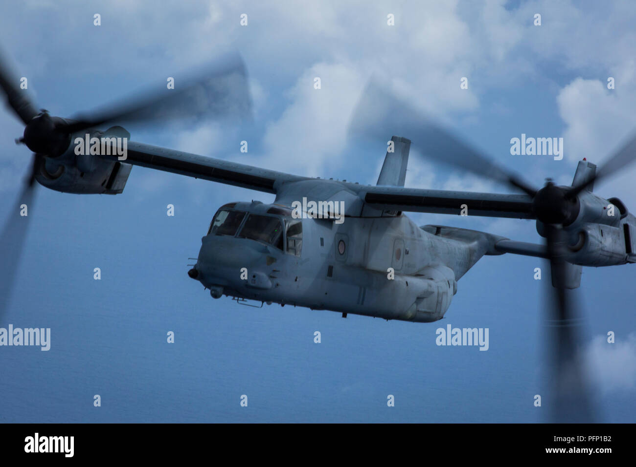 Océan Pacifique - Une MV-22B Osprey avec Marine à rotors basculants moyen 166 Escadron renforcé, 13e Marine Expeditionary Unit (MEU), vole au-dessus de l'océan Pacifique lors d'un déploiement prévu de la Essex Groupe amphibie (ARG), et le 13e MEU, le 2 août 2018. L'Essex ARG/13e MEU est une équipe capable et létales Navy-Marine Corps équipe déployée à la 7e flotte zone d'opérations pour soutenir la stabilité régionale, de rassurer les partenaires et alliés et maintenir une présence postured à répondre à n'importe quelle crise allant de l'aide humanitaire aux opérations de contingence. (U. S. Marine Corps photo Banque D'Images