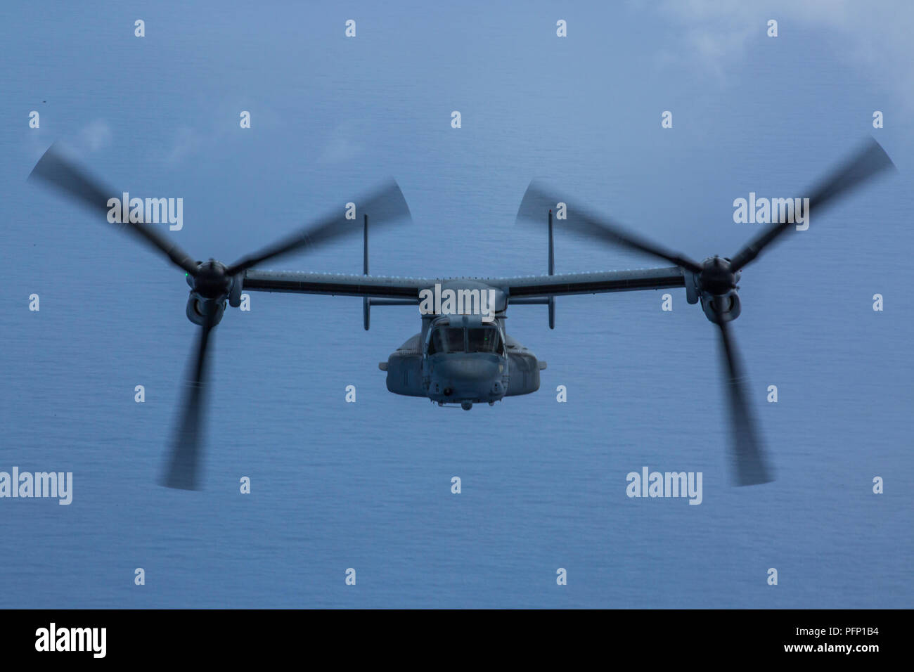 Océan Pacifique - Une MV-22B Osprey avec Marine à rotors basculants moyen 166 Escadron renforcé, 13e Marine Expeditionary Unit (MEU), vole au-dessus de l'océan Pacifique lors d'un déploiement prévu de la Essex Groupe amphibie (ARG), et le 13e MEU, le 2 août 2018. L'Essex ARG/13e MEU est une équipe capable et létales Navy-Marine Corps équipe déployée à la 7e flotte zone d'opérations pour soutenir la stabilité régionale, de rassurer les partenaires et alliés et maintenir une présence postured à répondre à n'importe quelle crise allant de l'aide humanitaire aux opérations de contingence. L'Essex et ARG 13e MEU Banque D'Images