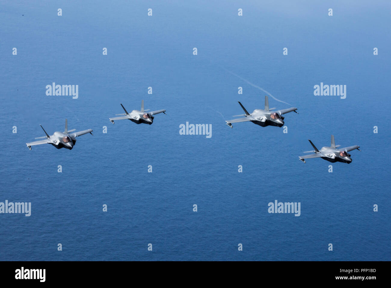 Océan Pacifique - Quatre F-35B Lightning II avec Marine Fighter Attack Squadron 211, 13e Marine Expeditionary Unit (MEU), voler au-dessus de l'océan Pacifique lors d'un déploiement prévu de la Essex Groupe amphibie (ARG), et le 13e MEU, le 2 août 2018. L'Essex ARG/MEU est une équipe solide, souple, réactive et cohérente vigueur déployée dans la zone d'opérations de la 7e flotte pour soutenir la stabilité régionale, de rassurer les partenaires et les alliés maintenir une présence de l'aide prêt à répondre à n'importe quelle crise de l'aide humanitaire aux opérations de contingence. L'Essex et ARG 13e MEU est le premier co Banque D'Images