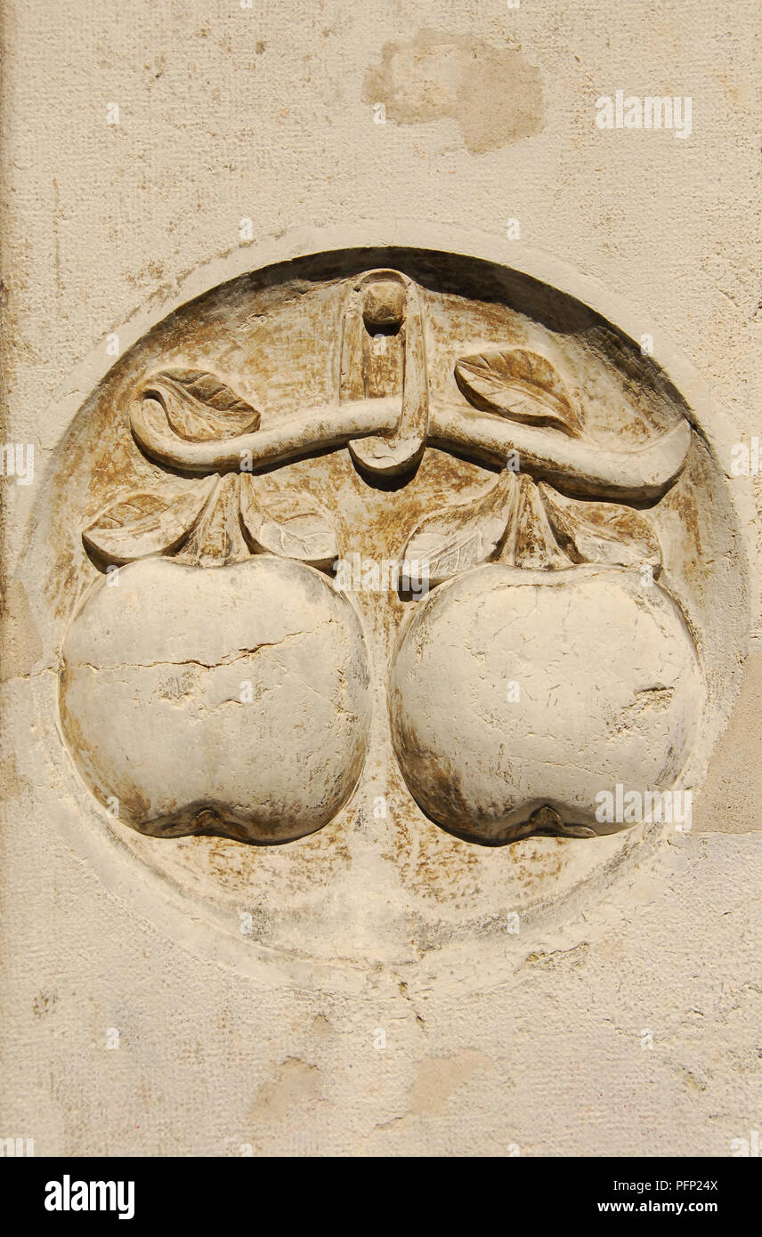 Deux pommes de secours près de l'ancienne place du marché de Rialto Venise, symbole d'un vieux jardiniers Banque D'Images