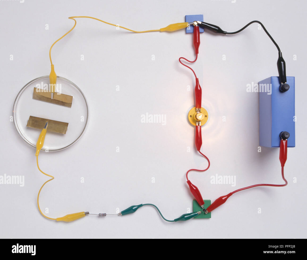 Un simple circuit électronique utilisé pour détecter la présence d'eau, composé d'une batterie, d'un connecteur trois voies, les électrodes en cuivre immergé dans l'eau, résistance, lampe et transistor Banque D'Images