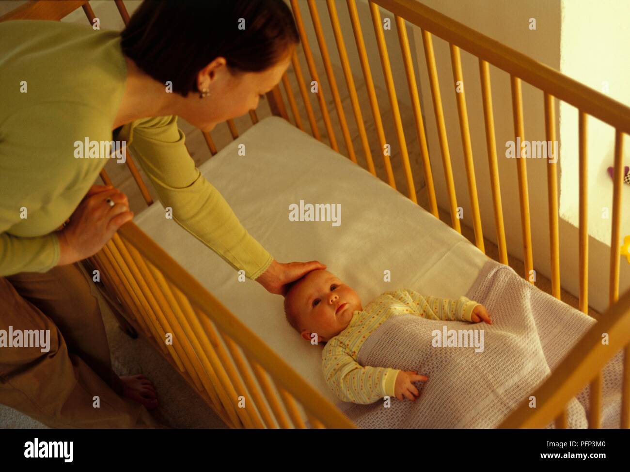 Haut De Femme De Tete De 15 Semaine Vieux Bebe Allonge Sur Le Dos Sous Couverture En Lit Bebe Photo Stock Alamy