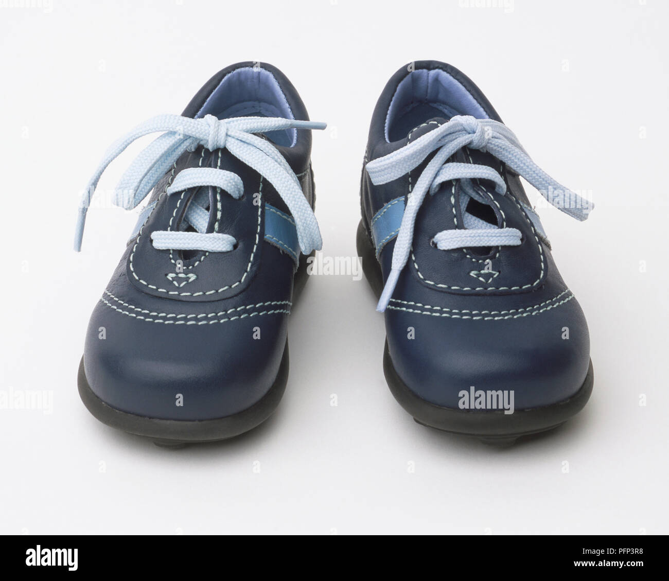 Paire de chaussures pour enfants, bleu foncé et bleu clair lacets, vue de  face Photo Stock - Alamy
