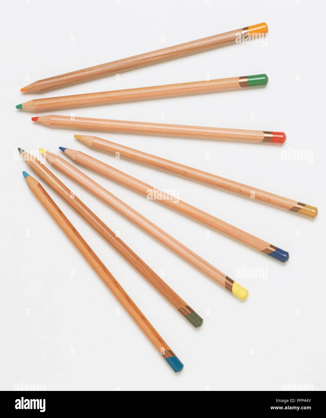 Huit crayons de couleur, vue de dessus. Banque D'Images