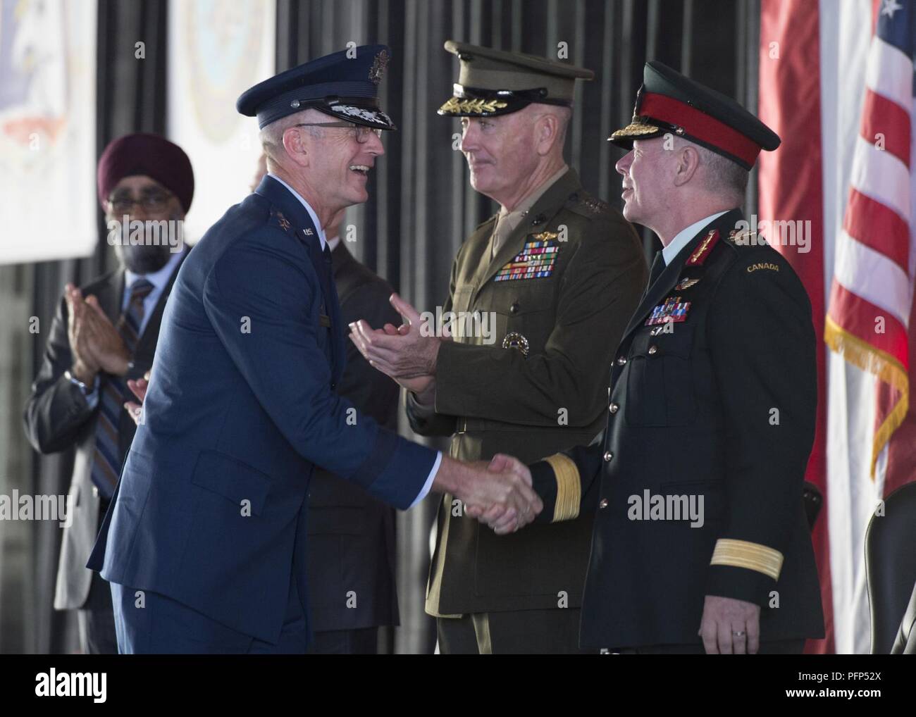 Les Forces armées canadiennes, chef d'état-major de la Défense Le général Jonathan Vance H. félicite l'U.S. Air Force général Terrence J. O'Shaughnessy après avoir pris le commandement de la défense aérospatiale de l'Amérique du Nord et le Commandement du Nord des États-Unis dans la région de Colorado Springs, Colorado, le 24 mai 2018. Au cours de la cérémonie, le général de l'US Air Force Lori J. Robinson a quitté le commandement de la Force aérienne des États-Unis au général O'Shaughnessy. Banque D'Images