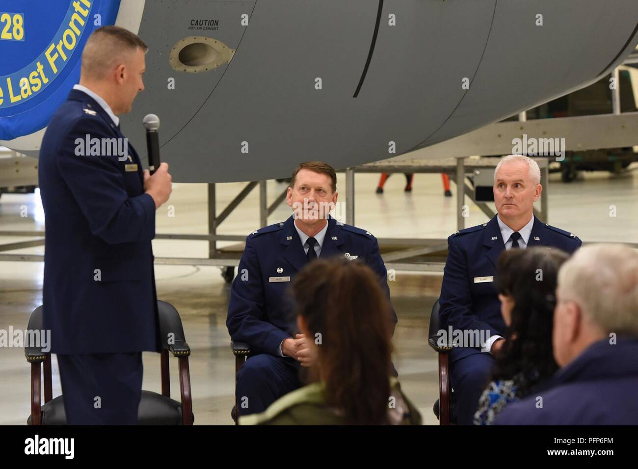 Le colonel Torrence Saxe, commandant de la 168e Escadre, parle au colonel Bryan White et le Colonel Richard Adams avant la 168e groupe d'opérations cérémonie de passation de commandement, le 24 mai 2018, à l'intérieur du hangar d'entretien de l'unité, Eielson AFB, en Alaska. Les trois commandants ont servi un total de 50 ans avec l'Alaska Air National Guard avec des affectations à Clear, Joint Base Elmendorf-Richardson, et, l'accomplissement des missions à Eielson air et l'espace. Banque D'Images