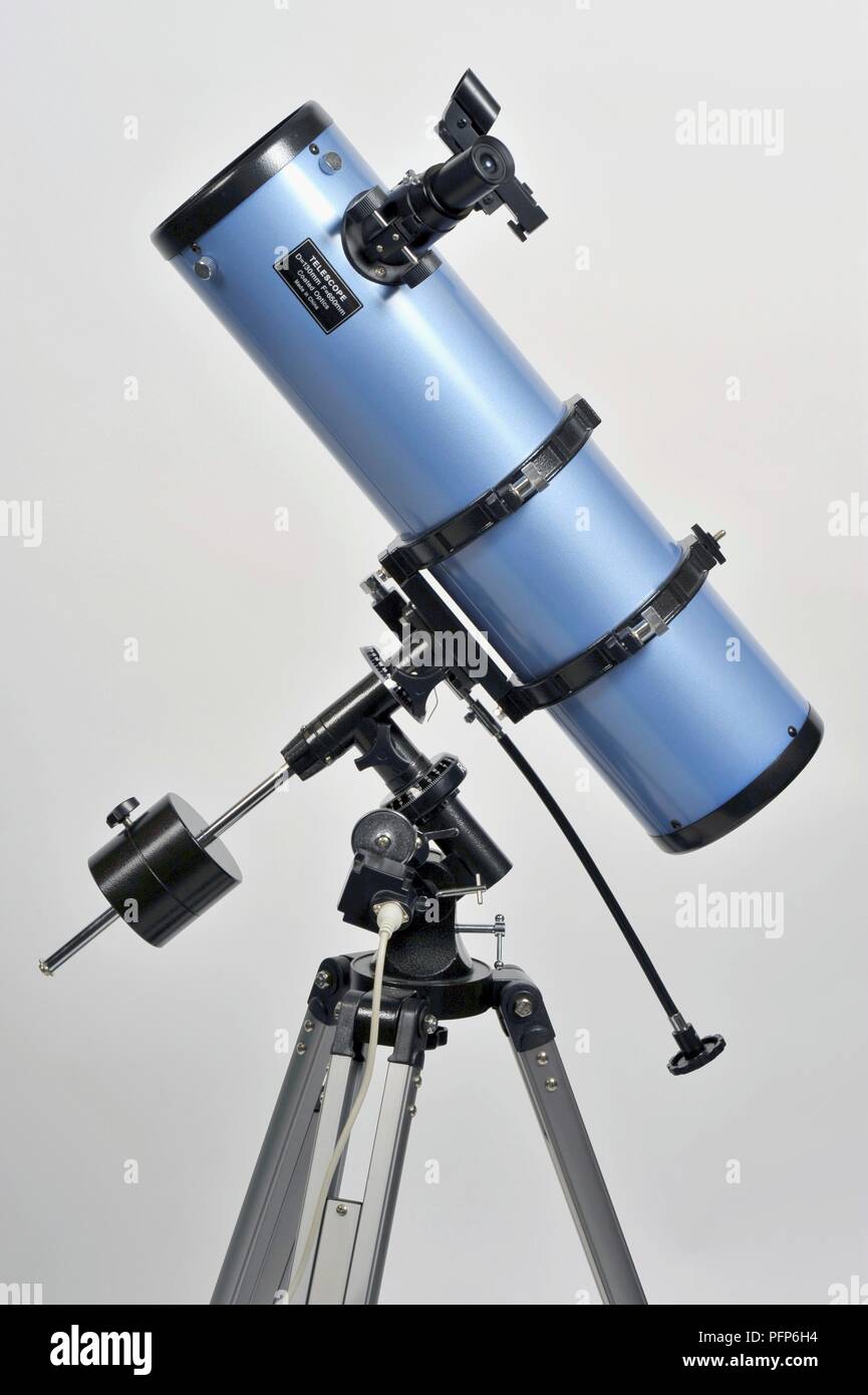 Télescope astronomique avec monture équatoriale sur trépied Photo Stock -  Alamy
