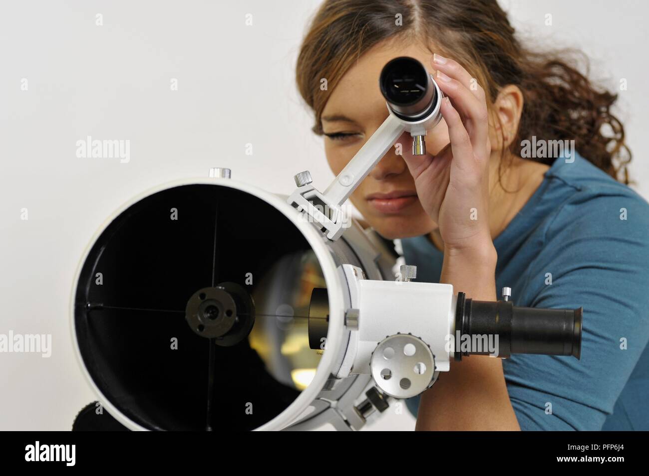 Femme à la recherche de l'oculaire par chercheur, close-up Banque D'Images