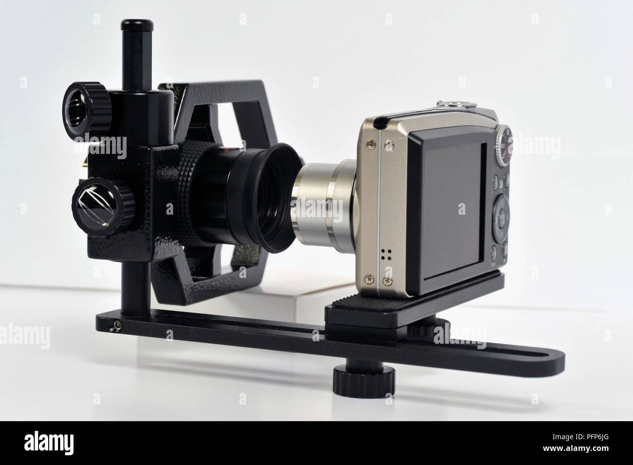 Appareil photo numérique sur support stable alignés pour oculaire de télescope Banque D'Images
