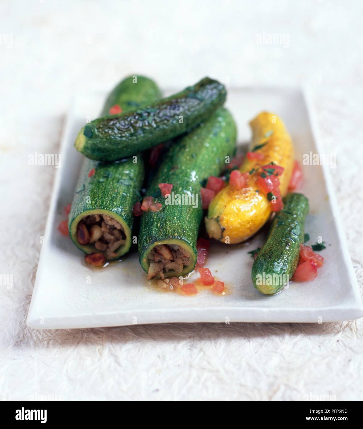 Ablama, République plat de vert et jaune courgettes farcies à l'agneau, les pignons de pin et tomates Banque D'Images