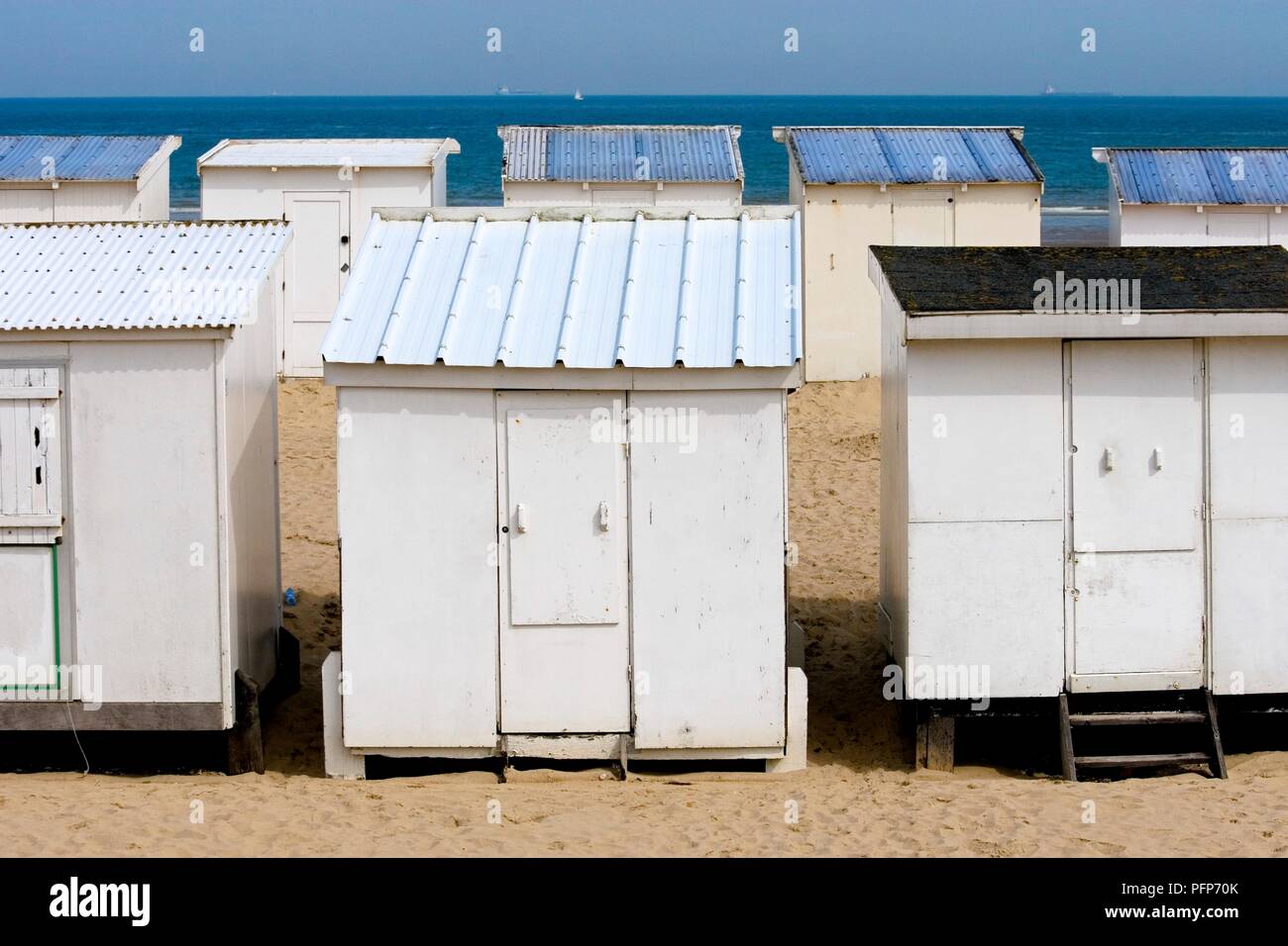 France, Nord Pas de Calais, Calais, cabines de plage blanc face à la mer Banque D'Images