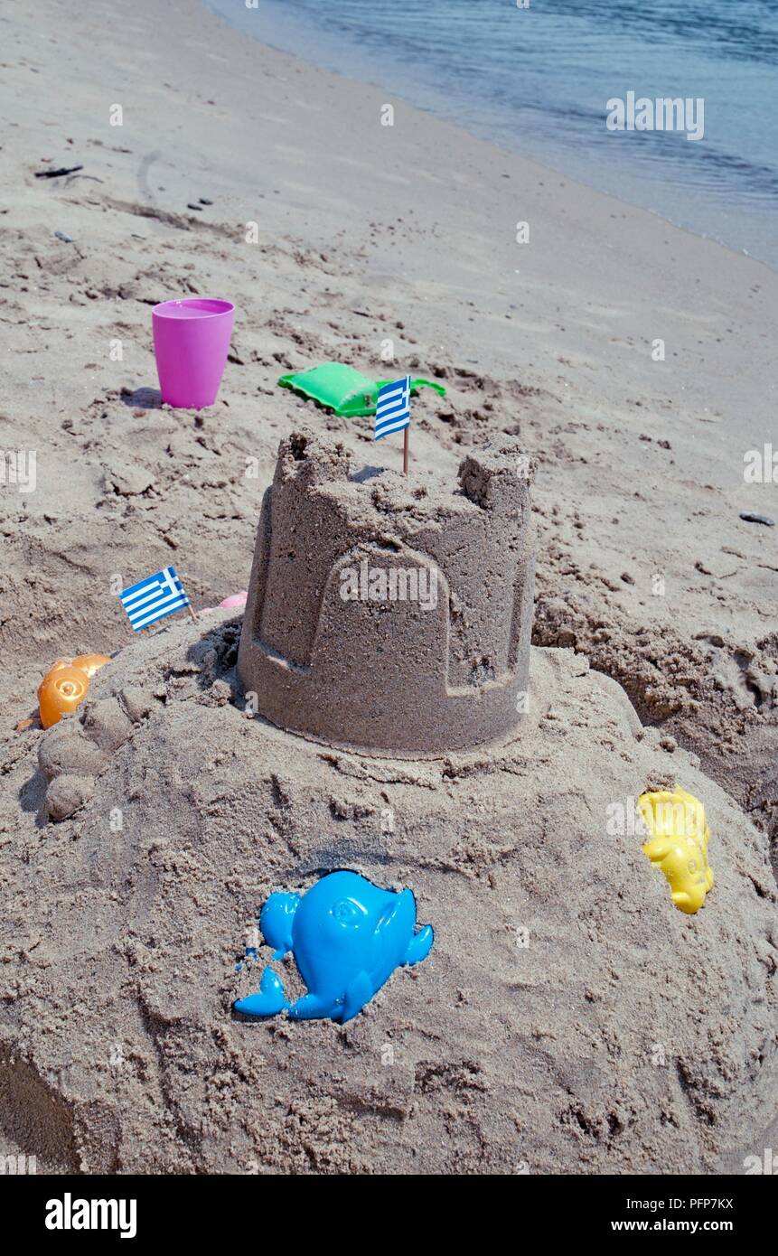 La Grèce, l'île de Skiathos, Sporades, Koukounaries, sandcastle et jouets en plastique sur la plage Banque D'Images