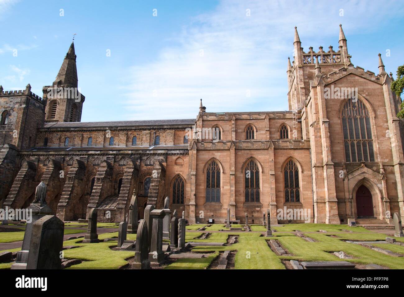 Ecosse, Royaume de Fife, Dunfermline Abbey vu de cimetière Banque D'Images