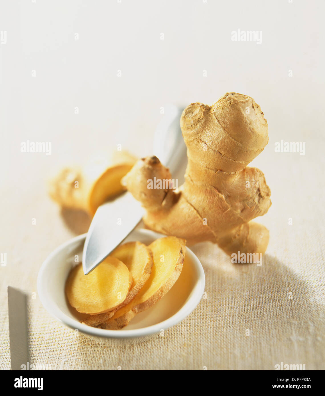 Zingiber officinale, entières ou coupées en tranches de gingembre rhizome, Close up. Banque D'Images